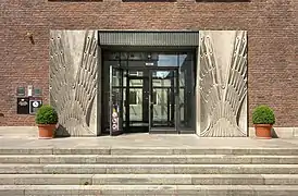 Eingang Rathausplatz. Türgewände mit Ährenreliefs von Günter Lossow