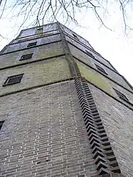 Die oktogonale Ummauerung stammt von 1935.