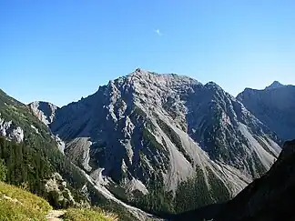 Die Verzweigung ist nach dem Rauen Knöll benannt