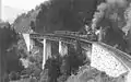 Dampfzug der Bad.St.B. mit einer Tenderlokomotive für den gemischten Zahnrad- und Adhäsionsbetrieb Gattung IX a auf dem Viadukt über die Ravennaschlucht im Schwarzwald, 1894