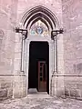 Seitenportal des Neubaus im neogotischen Stil