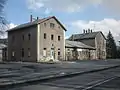 Mittlerweile abgerissenes Empfangsgebäude des Bahnhofs Bienenmühle (2009)