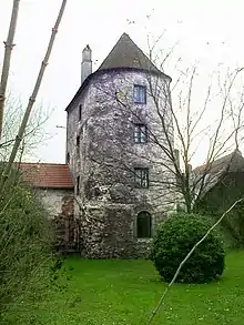 Traismauer: Reck- oder Hungerturm, ein spätantiker Hufeisenturm an der Nordmauer des Kastells, von Nordosten