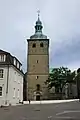 Kirchturm, daneben das Ikonenmuseum