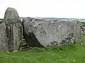 Der Liegende und ein Seitenstein