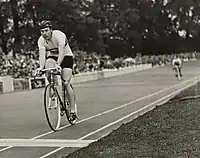 Reg Harris gewinnt das 1000-m-Radrennen