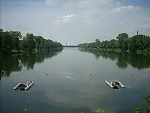 Zu sehen sind die Startvorichtigungen und die roten Bojenketten auf der von Bäumen gesäumten Regattastrecke.