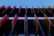 Kunstinstallation an der Außenfassade, Fluoreszierendes Acrylglas, bei Tageslicht