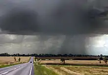 Regenschauer aus der Ferne betrachtet bei Lunde auf Nordfünen, Dänemark