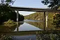Stauweiher Bieberstein mit Brücke der Bundesstraße 256