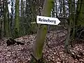 Unmittelbar in Gipfelnähe weist ein Wegweiser auf den letzten Abschnitt des Aufstieges.