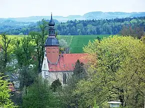 Kirche mit barockem Westgiebel und Dachreiter