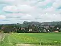 Blick vom Wolfsberg auf Reinhardtsdorf mit den Schrammsteinen im Hintergrund