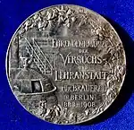 Die Rückseite dieser Ehrenmedaille von 1908