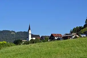 Ortskern mit Pfarrkirche von Südosten