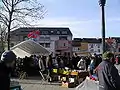 Trödelmarkt auf dem Platz am Moselufer