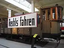 In Wien wiesen Arbeitswagen 1938 auf die Umstellung auf Rechtsverkehr hin