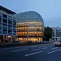 Die Dachkonstruktion des Kölner Weltstadthauses reicht über die gesamte Fassade. (Fertiggestellt 2005)