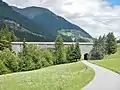 Der Radweg im Inntal kurz vor der Kajetansbrücke, die unterquert, nicht überquert wird; die Route führt jetzt für eine Etappe ins Unterengadin