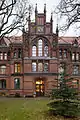 Mit Rankwerk und Ornamentfeldern verzierter Mittelrisalit des Heiligen-Geist-Stifts (Lage52.3676979.768307)