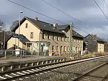 Em­pfangs­ge­bäu­de Gleis­sei­te (2018)