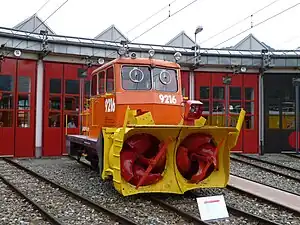 RhB Xrot m  9216 vor dem Lokdepot in Landquart