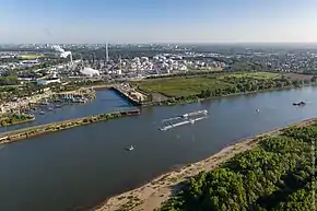 Hafen Köln-Godorf im Luftbild, im Hintergrund die Rheinland Raffinerie