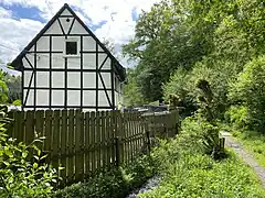Der Rheinbach fließt nahe am Haus Rheinbach 2