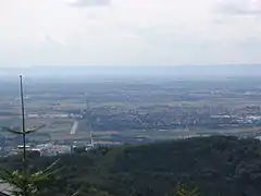 Blick vom Königstuhl entlang der Sichtlinie zum Schloss Schwetzingen über die Oberrheinische Tiefebene