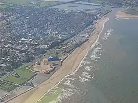 Luftbild von Rhyl mit Strand