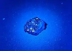 Fluoreszierender „Ribbeck“-Meteorit im UV-Licht mit λ = 365 nm