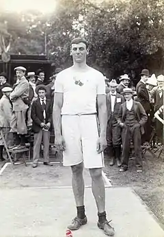 Der Olympiadritte Richard Sheldon, auch Gewinner des Kugelstoßens