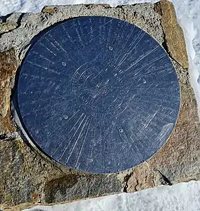 Richtungsrose neben dem Gipfelkreuz.