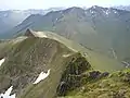 Der Südgrat des Ciste Dhubh mit dem An Cnapach vom Gipfel aus gesehen, im Hintergrund der Aonach Meadhoin