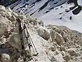 Naßschnee-Lawinenkegel im Frühling 2018 im Rotbachtal, einem westlichen Seitental des Niedertals
