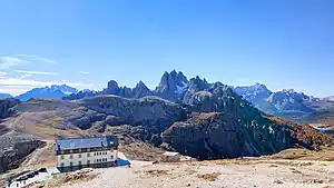 Auronzohütte mit der Cadini-Gruppe