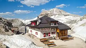 Die Berghütte im Sommer 2019, im Hintergrund der Piz Boè.