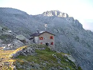 Das Rifugio Maria e Franco mit dem Passo Brescia im Hintergrund