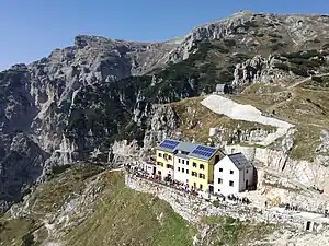 Rifugio Papa, darüber das Bivacco Marzotto-Sacchi, im Hintergrund links der Soglio d’Incudine (2123 m) und rechts der Cogolo Alto (2200 m)