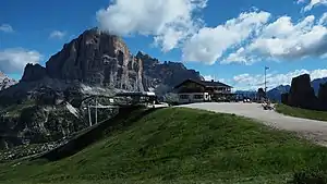 Das Rifugio Scoiattoli mit der Tofana di Rozes (3225 m) und der Tofana di Mezzo (3244 m) im Hintergrund. Rechts die Torre Grande.