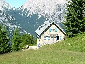 Das Rifugio Chiggiato mit dem Val’Óten und der Scharte Jau del la Tana im Hintergrund