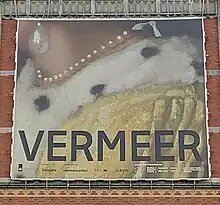 Plakat zur Ausstellung an der Südfassade des Rijksmuseums, Detailansicht des Gemäldes Dame und Dienstmagd