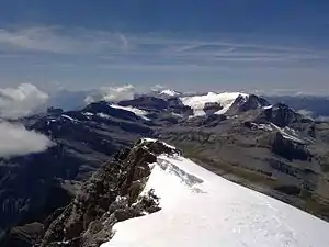 Wildstrubel mit Wildstrubelgletscher (rechts der Bildmitte) von Osten, vom Rinderhorn