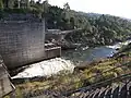 Durchlass des Rio Lima an der Staumauer bei Parada