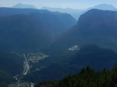 Der Blick schweift nach Südosten hinunter ins Saalachtal mit Unterjettenberg und zum südlich aufragenden Alphorn der  Reiter Alpe