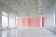 Rauminstallation Lufttöne, 1999,  Kunstmuseum in der Alten Post  Mülheim an der Ruhr  Acrylglas, Aluminium, Lackfarbe, Stahlseil, 550 × 1450 × 1140 cm