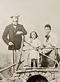 Cäsar Ritz mit seinen beiden Söhnen Charles und René in Salsomaggiore Terme, 1900, Italien