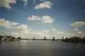 Die Zaan mit den Mühlen von Zaanse Schans im Hintergrund