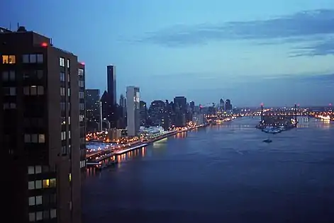 UNO-Hauptquartier (1951, links der Bildmitte)am East River (New York)