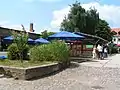 Innenhof mit Klassenzimmer im Grünen